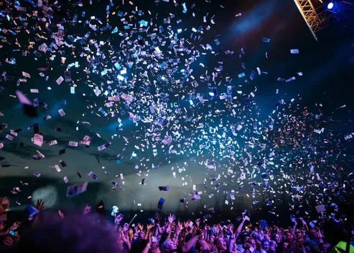 Público con las manos arriba en una fiesta