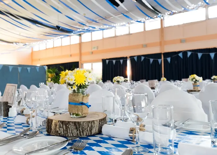 Decoración de eventos en Duitama: salón con mesas montadas y centros de mesa