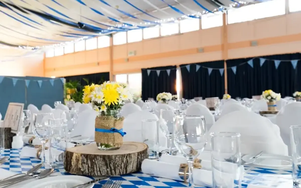 Cena para eventos en Duitama: mesas montadas para una boda