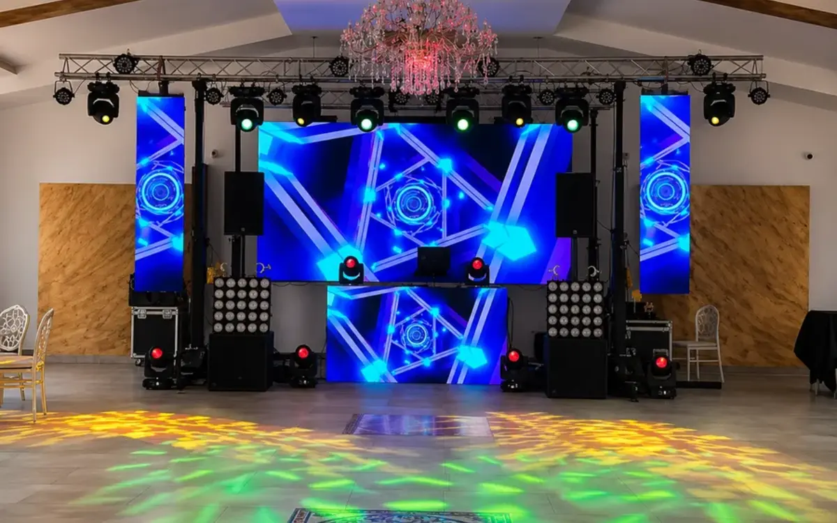 Organización de eventos en Duitama: salón montado con iluminación y tarima